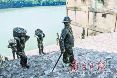 火船码头是松口镇沿河29个码头中人流量最大、最繁忙的码头,被称为“小香港”。在松口的鼎盛时期,火船码头附近拥有1000多家商铺,每天多达300多条船停泊于此。江西、福建及蕉岭一带人出南洋多由此登船,至汕头港转乘大轮,这里成了客家人漂洋过海的第一站。(朱洪波 摄) 火船码头是松口镇沿河29个码头中人流量最大、最繁忙的码头,被称为“小香港”。在松口的鼎盛时期,火船码头附近拥有1000多家商铺,每天多达300多条船停泊于此。江西、福建及蕉岭一带人出南洋多由此登船,至汕头港转乘大轮,这里成了客家人漂洋过海的第一站。(朱洪波 摄)