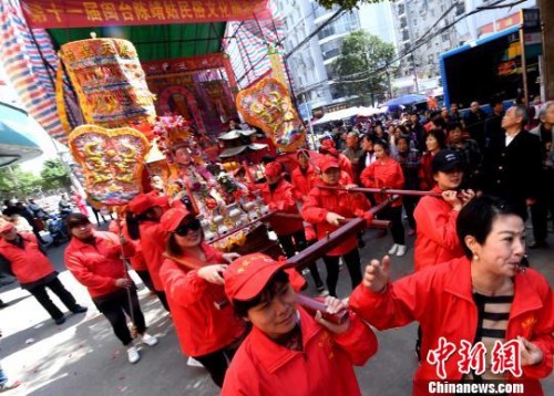 “天下娘奶回娘家”信俗活动在福州市仓山区陈靖姑故居举行。 记者刘可耕 摄 “天下娘奶回娘家”信俗活动在福州市仓山区陈靖姑故居举行。 记者刘可耕 摄