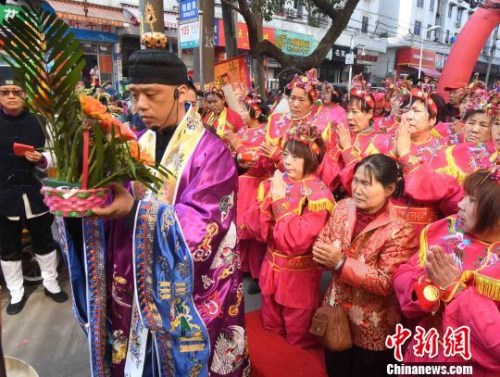 台湾中华道教学院讲师张文政(左一)担任主法。　记者刘可耕 摄