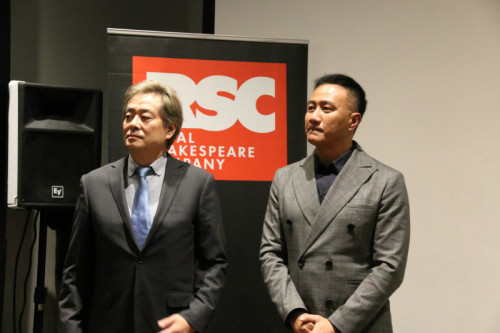 中国版《哈姆雷特》主演濮存昕、胡军参加发布会。 中国版《哈姆雷特》主演濮存昕、胡军参加发布会。
