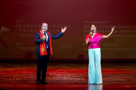 芝加哥总领馆洪磊总领事和李思音女士合唱“我爱你中国”