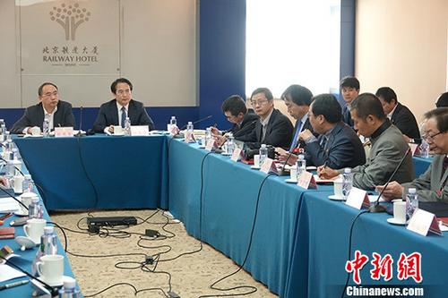3月9日,中国国务院侨务办公室副主任谭天星携国侨办政法司、国外司、经科司、文化司等部门负责人与列席全国政协会议的海外侨胞座谈,围绕侨胞关心的议题沟通,回应侨胞诉求。 <a target='_blank' href='http://www.chinanews.com/'>中新社</a>记者 周乾宪 摄 3月9日,中国国务院侨务办公室副主任谭天星携国侨办政法司、国外司、经科司、文化司等部门负责人与列席全国政协会议的海外侨胞座谈,围绕侨胞关心的议题沟通,回应侨胞诉求。 <a target='_blank' href='http://www.chinanews.com/'>中新社</a>记者 周乾宪 摄