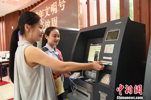 资料图:2016年5月1日起,中国全面推行营业税改征增值税试点(简称营改增),增值税实现对国民经济三次产业全面覆盖。图为纳税人办理业务。(浙江省国家税务局供图) <a target='_blank' href='http://www.chinanews.com/'>中新社</a>记者 钟欣 摄 资料图:2016年5月1日起,中国全面推行营业税改征增值税试点(简称营改增),增值税实现对国民经济三次产业全面覆盖。图为纳税人办理业务。(浙江省国家税务局供图) <a target='_blank' href='http://www.chinanews.com/'>中新社</a>记者 钟欣 摄
