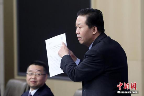 3月7日,十三届全国人大一次会议新闻中心在北京举行记者会,财政部部长肖捷,副部长史耀斌、胡静林就“财税改革和财政工作”相关问题回答中外记者提问。图为肖捷回答记者提问。<a target='_blank' href='http://www.chinanews.com/'>中新社</a>记者 韩海丹 摄 3月7日,十三届全国人大一次会议新闻中心在北京举行记者会,财政部部长肖捷,副部长史耀斌、胡静林就“财税改革和财政工作”相关问题回答中外记者提问。图为肖捷回答记者提问。<a target='_blank' href='http://www.chinanews.com/'>中新社</a>记者 韩海丹 摄