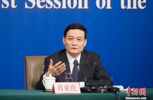 十三届全国人大一次会议新闻中心于3月10日15时举行记者会,国务院国资委主任肖亚庆,副秘书长、新闻发言人彭华岗就“国有企业改革发展”相关问题回答记者提问。图为国务院国资委主任肖亚庆。 <a target='_blank' href='http://www.chinanews.com/'>中新社</a>记者 李卿 摄 十三届全国人大一次会议新闻中心于3月10日15时举行记者会,国务院国资委主任肖亚庆,副秘书长、新闻发言人彭华岗就“国有企业改革发展”相关问题回答记者提问。图为国务院国资委主任肖亚庆。 <a target='_blank' href='http://www.chinanews.com/'>中新社</a>记者 李卿 摄
