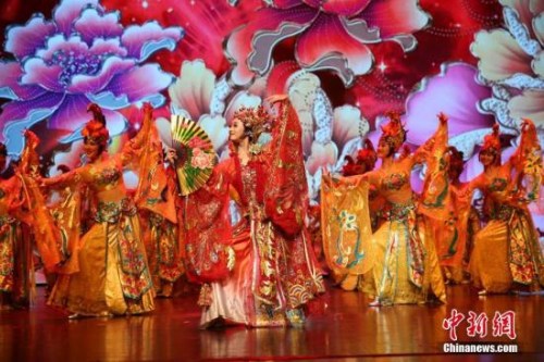 2月19日晚,2018年“文化中国·四海同春”大型慰侨演出在泰国清迈举行,为当地华侨华人及民众献上一场富有中国特色的新年“文化大餐”。图为舞蹈《贵妃醉酒》。 <a target='_blank' href='http://www.chinanews.com/'>中新社</a>记者 王国安 摄 2月19日晚,2018年“文化中国·四海同春”大型慰侨演出在泰国清迈举行,为当地华侨华人及民众献上一场富有中国特色的新年“文化大餐”。图为舞蹈《贵妃醉酒》。 <a target='_blank' href='http://www.chinanews.com/'>中新社</a>记者 王国安 摄