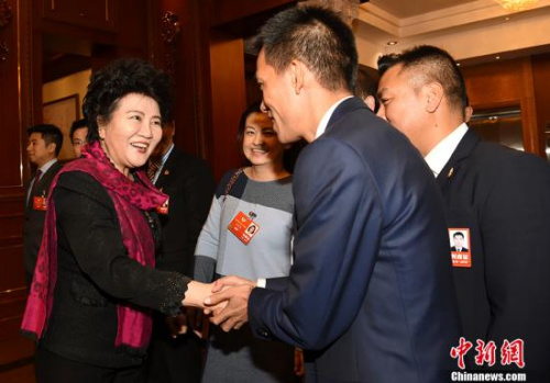 3月9日，国务院侨办主任裘援平在北京会见列席全国政协十三届一次会议的海外侨胞代表。 中新社记者 张勤 摄