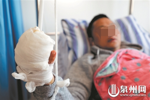 负伤民警手上扎满了绷带 负伤民警手上扎满了绷带