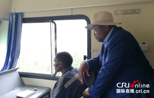 刚果(布)大型工程部长布亚(右)在肯尼亚蒙内铁路轨道车上考察 摄影：王新俊