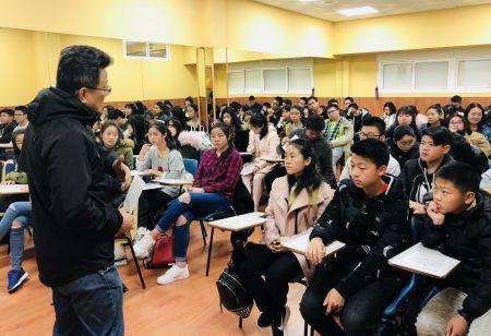 爱华中文学校副校长陈坤为学生讲述“丝绸之路的前世今生”。 爱华中文学校副校长陈坤为学生讲述“丝绸之路的前世今生”。