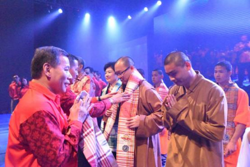 表演结束，华人华侨敬赠印尼文化标识“巴蒂”。