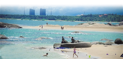 每逢节假日,文昌市龙楼镇格外热闹,众多游客前来享受沙滩、海水、阳光。本报记者 袁琛 摄 每逢节假日,文昌市龙楼镇格外热闹,众多游客前来享受沙滩、海水、阳光。本报记者 袁琛 摄