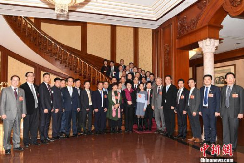 3月9日，国务院侨办主任裘援平、副主任谭天星在北京会见列席全国政协十三届一次会议的海外侨胞代表。新时社记者 张勤 摄