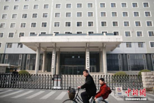3月13日，民众从环境保护部门前骑车经过。当日，《国务院机构改革方案》提请十三届全国人大一次会议审议。方案提出，中国拟组建生态环境部，不再保留环境保护部。 <a target='_blank' href='http://www.chinanews.com/'>中新社</a>记者 卞正锋 摄