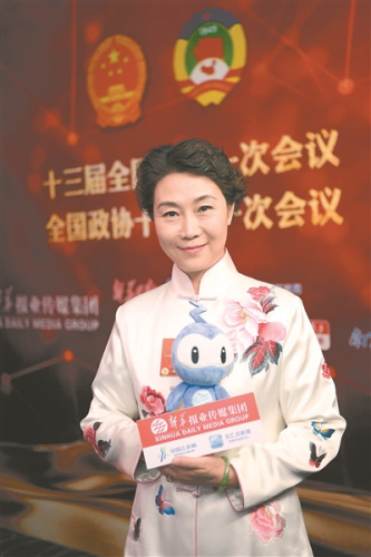 王 芳 全国人大代表、苏州市苏剧传习保护中心主任、苏州昆剧院名誉院长 王 芳 全国人大代表、苏州市苏剧传习保护中心主任、苏州昆剧院名誉院长
