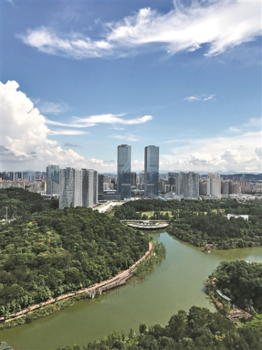 蓝天白云下的江门市区,十分美丽。 蓝天白云下的江门市区,十分美丽。