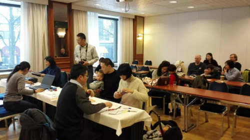 使馆领事接待瓦萨申办证件人员 使馆领事接待瓦萨申办证件人员