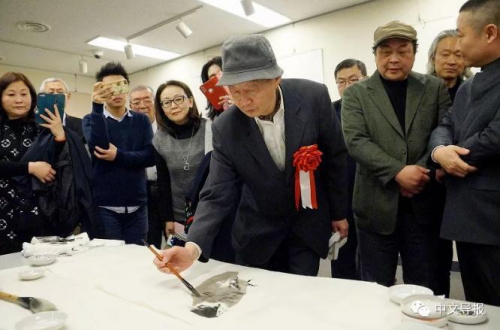 东京海派书画院院长沈和年现场挥毫创作。 东京海派书画院院长沈和年现场挥毫创作。