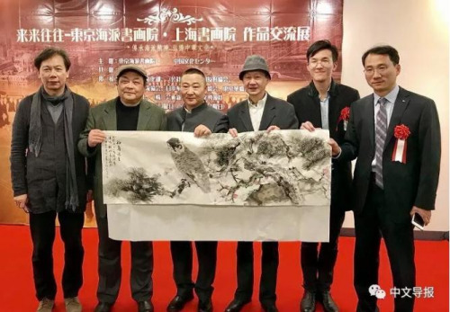 上海画家合作完成《福寿迎春图》 上海画家合作完成《福寿迎春图》