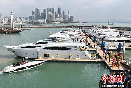 海关、边检、海事等部门积极服务于粤港澳大湾区经济，共同促进香港、澳门和广州、深圳、珠海、中山、江门、佛山、东莞、惠州、肇庆之间旅游、商务和游艇业发展，共建粤港澳大湾区宜居、宜业、宜游的优质生活圈。国家指定的粤港澳游艇自由行停泊港、游艇保税港、广东省游艇旅游示范港、粤港澳大湾区游艇业联合会深圳办事处同时揭牌。图为香港游艇靠泊深圳湾游艇会。 <a target='_blank' href='http://www.chinanews.com/'>中新社</a>记者 陈文 摄