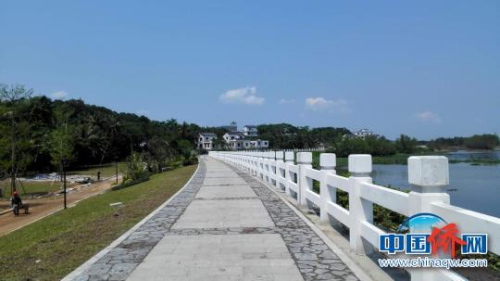 沙美村建起“滨海长廊”。 张茜翼 摄 沙美村建起“滨海长廊”。 张茜翼 摄