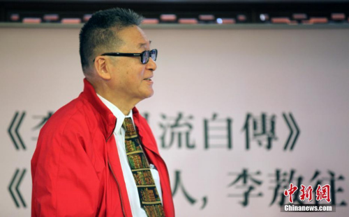 图为2015年4月23日,即将迎来80岁生日的作家李敖在台北发表新作《李敖风流自传》、《虽千万人,李敖往矣》两本新书。<a target='_blank' href='http://www.chinanews.com/'>中新社</a>记者 刘舒凌 摄 图为2015年4月23日,即将迎来80岁生日的作家李敖在台北发表新作《李敖风流自传》、《虽千万人,李敖往矣》两本新书。<a target='_blank' href='http://www.chinanews.com/'>中新社</a>记者 刘舒凌 摄