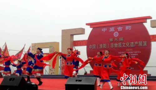 图为来自内蒙古自治区的蒙古族安代舞。 刘鹏 摄 图为来自内蒙古自治区的蒙古族安代舞。 刘鹏 摄