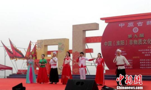 图为陕西省非遗剧目的陕北民歌联唱。 刘鹏 摄 图为陕西省非遗剧目的陕北民歌联唱。 刘鹏 摄