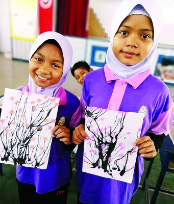 校方会定时让学生参与各项活动，这包括琴棋书画。(马来西亚《光华日报》)