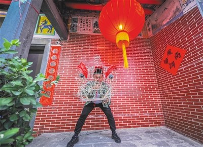 夜深了,舞狮子还要继续。 夜深了,舞狮子还要继续。