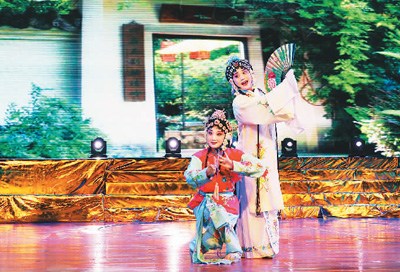 图为弋阳腔艺术保护中心演员表演弋阳腔选段《游园》 图为弋阳腔艺术保护中心演员表演弋阳腔选段《游园》