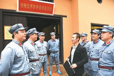图为刚从英国赫尔大学会计与金融专业研究生毕业回国的“海归”毛浩夫(右四),在井冈山茨坪革命旧址群的教学点与参加红色培训的学员交流。 新华社记者 申 宏摄 图为刚从英国赫尔大学会计与金融专业研究生毕业回国的“海归”毛浩夫(右四),在井冈山茨坪革命旧址群的教学点与参加红色培训的学员交流。 新华社记者 申 宏摄