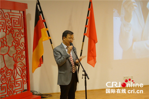 柏林中国文化中心主任陈建阳在音乐会上致辞 柏林中国文化中心主任陈建阳在音乐会上致辞