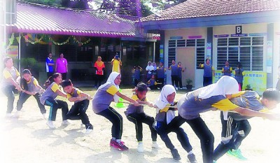 学校组织拔河比赛。(马来西亚《中国报》)