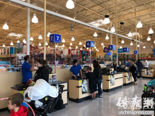 门店里有很多顾客在结账。(美国《侨报》/王旖涵 摄) 门店里有很多顾客在结账。(美国《侨报》/王旖涵 摄)