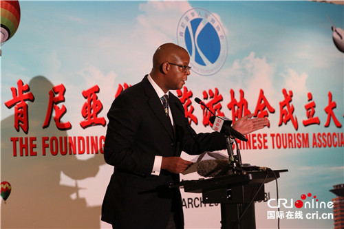  中非友好协会肯尼亚分会副主席理查德·毕通伽表示，希望更多的中国游客到肯尼亚旅游。(王新俊 摄)