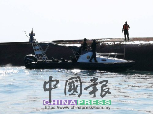 事故现场的救援船只。（马来西亚《中国报》）