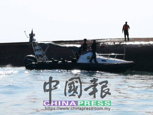 事故现场的救援船只。(马来西亚《中国报》) 事故现场的救援船只。(马来西亚《中国报》)