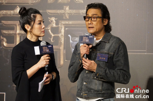 《国家宝藏》国宝守护人香港著名演员梁家辉(右)摄影:李纳新 《国家宝藏》国宝守护人香港著名演员梁家辉(右)摄影:李纳新