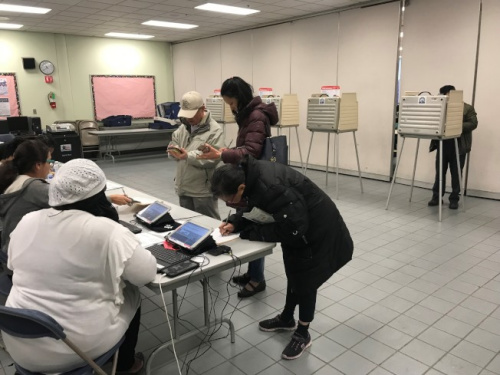兴氏小学投票所，20日中午前，仅有20人完成投票。(美国《世界日报》/黄惠玲 摄)