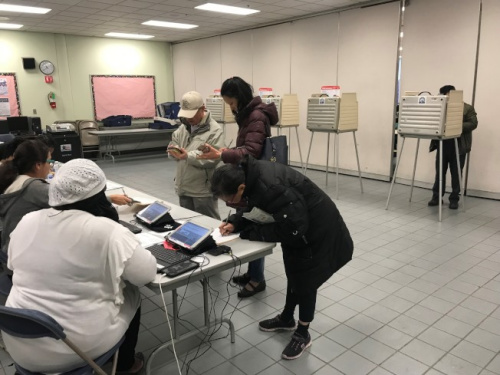 兴氏小学投票所,20日中午前,仅有20人完成投票。(美国《世界日报》/黄惠玲 摄) 兴氏小学投票所,20日中午前,仅有20人完成投票。(美国《世界日报》/黄惠玲 摄)