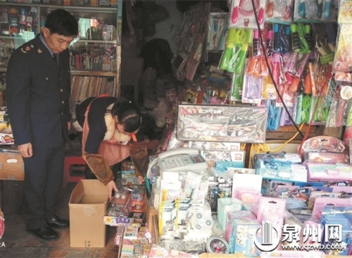 临江工商所工作人员对立成小学周边的文具店进行检查 (庄严 供图) 