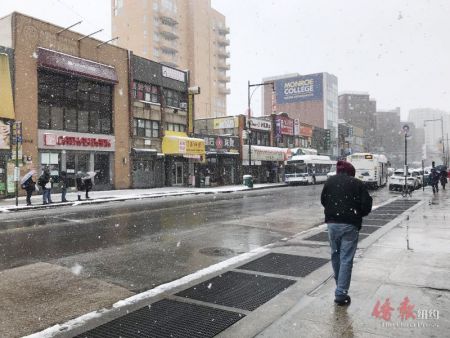 风雪日，法拉盛路面冷清，商家大多关门。（美国《侨报》/王伊琳 摄）