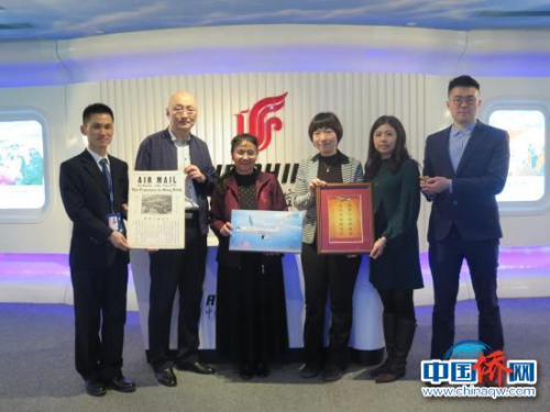 招思虹(左三)、中国华侨历史博物馆前馆长黄纪凯(左二)与国航工作人员合影 受访者供图 招思虹(左三)、中国华侨历史博物馆前馆长黄纪凯(左二)与国航工作人员合影 受访者供图