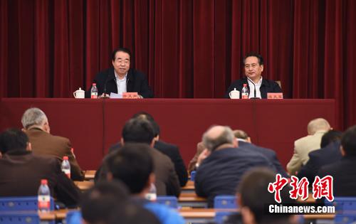 3月23日下午,国务院侨办召开全办干部大会,办党组书记许又声传达习近平总书记在党的十九届三中全会第二次全体会议上的重要讲话精神和《深化党和国家机构改革方案》,对国侨办机构改革进行动员部署。办党组成员、副主任谭天星,全体机关干部和在京直属单位领导班子成员参加会议。 侯宇 摄 3月23日下午,国务院侨办召开全办干部大会,办党组书记许又声传达习近平总书记在党的十九届三中全会第二次全体会议上的重要讲话精神和《深化党和国家机构改革方案》,对国侨办机构改革进行动员部署。办党组成员、副主任谭天星,全体机关干部和在京直属单位领导班子成员参加会议。 侯宇 摄