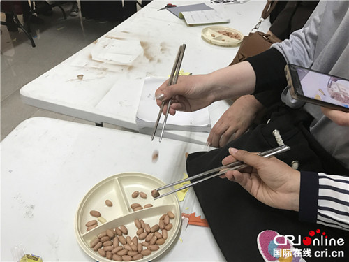 筷子夹花生比赛(摄影:孙伶俐) 筷子夹花生比赛(摄影:孙伶俐)