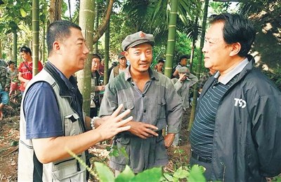 拍摄《天涯浴血》时,唐国强(右一)与制片人、演员沟通拍摄细节。 (受访者供图) 拍摄《天涯浴血》时,唐国强(右一)与制片人、演员沟通拍摄细节。 (受访者供图)