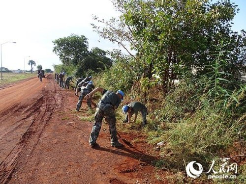 中国维和官兵进行道路施工作业 (中国赴南苏丹瓦乌维和工兵部队供图)