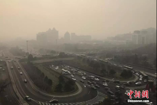 　雾霾中的北京建国门桥地区。 <a target='_blank' href='http://www.chinanews.com/'>中新社</a>记者 李慧思 摄