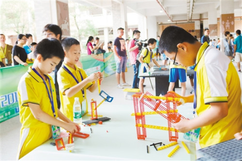 　本次活动将为广大青少年提供全方位的教育装备体验。图为2017年世界机关王竞赛广东省赛现场。